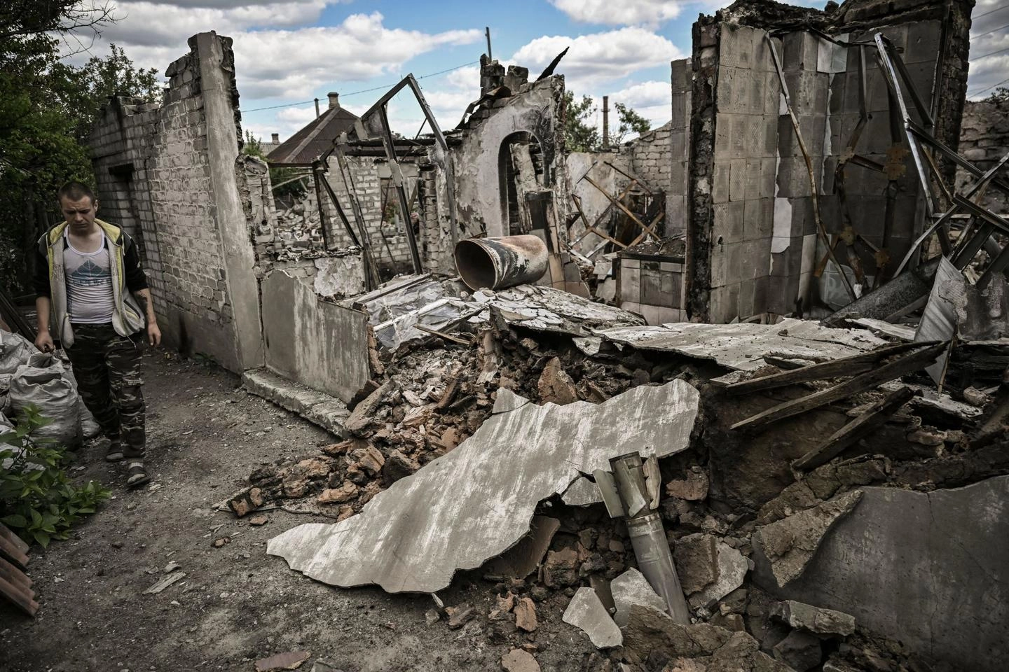 Una casa distrutta a Lysychansk, nella regione del Donbas (Ansa)