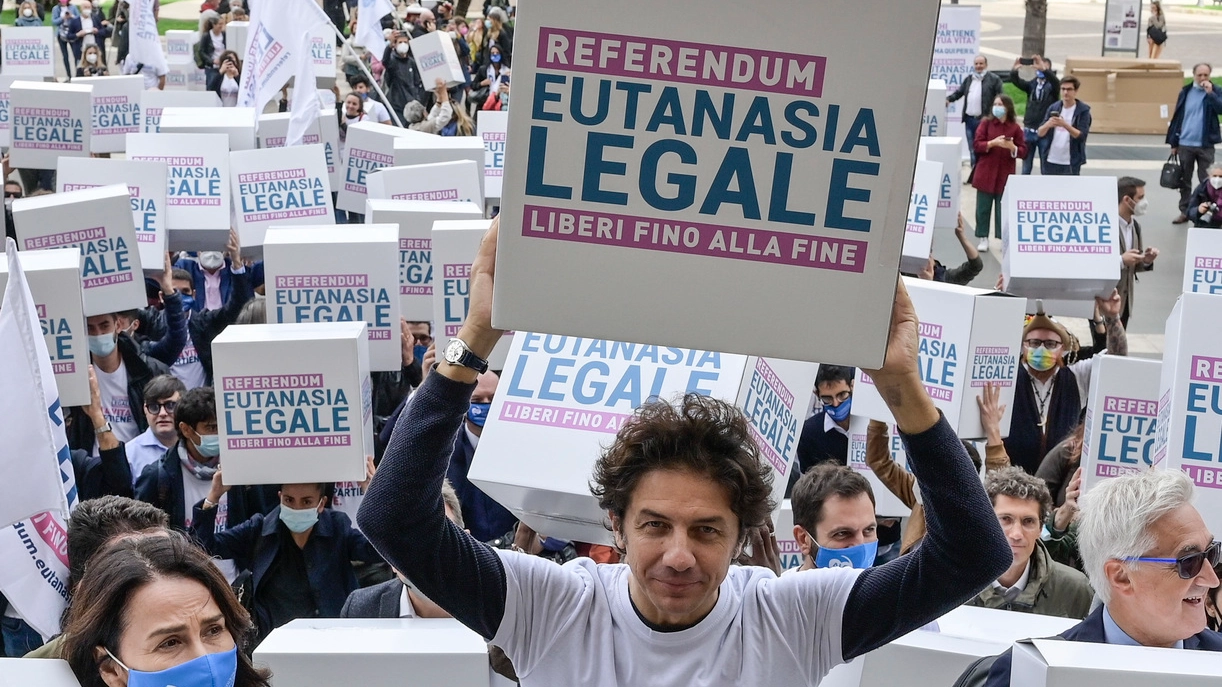 Marco Cappato in Cassazione con le firme per il referendum