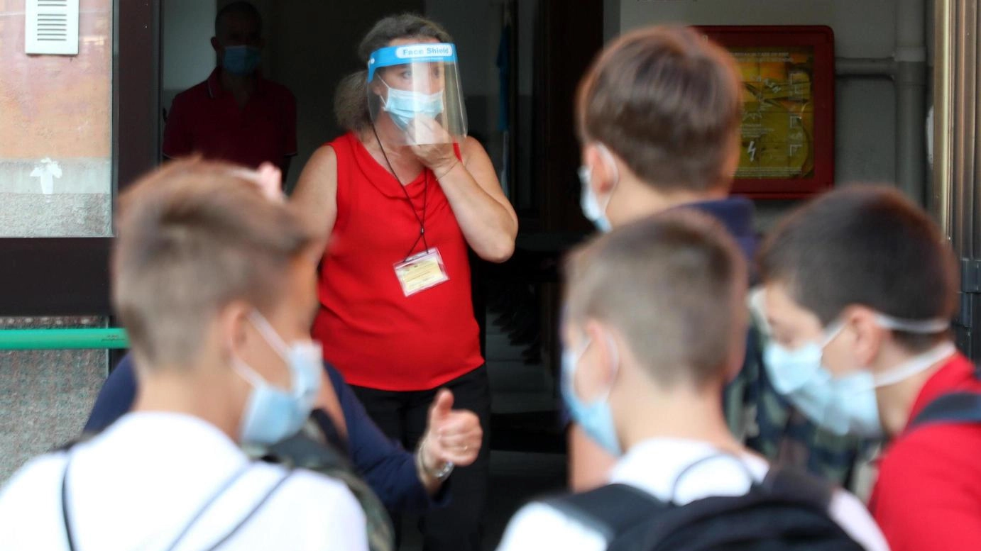 Il ritorno del Covid  In classe 7 milioni di alunni  I presidi temono i contagi:  "Diamo le mascherine"