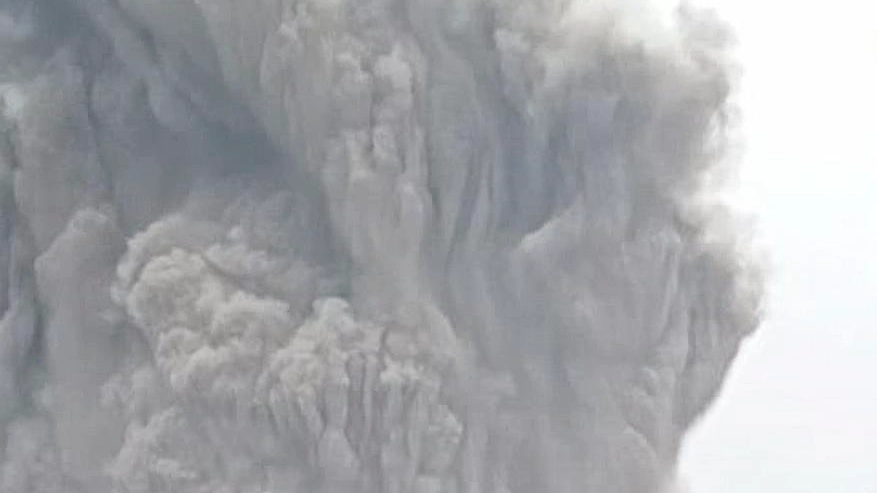L'eruzione del vulcano Semeru: la nuvola di fumo