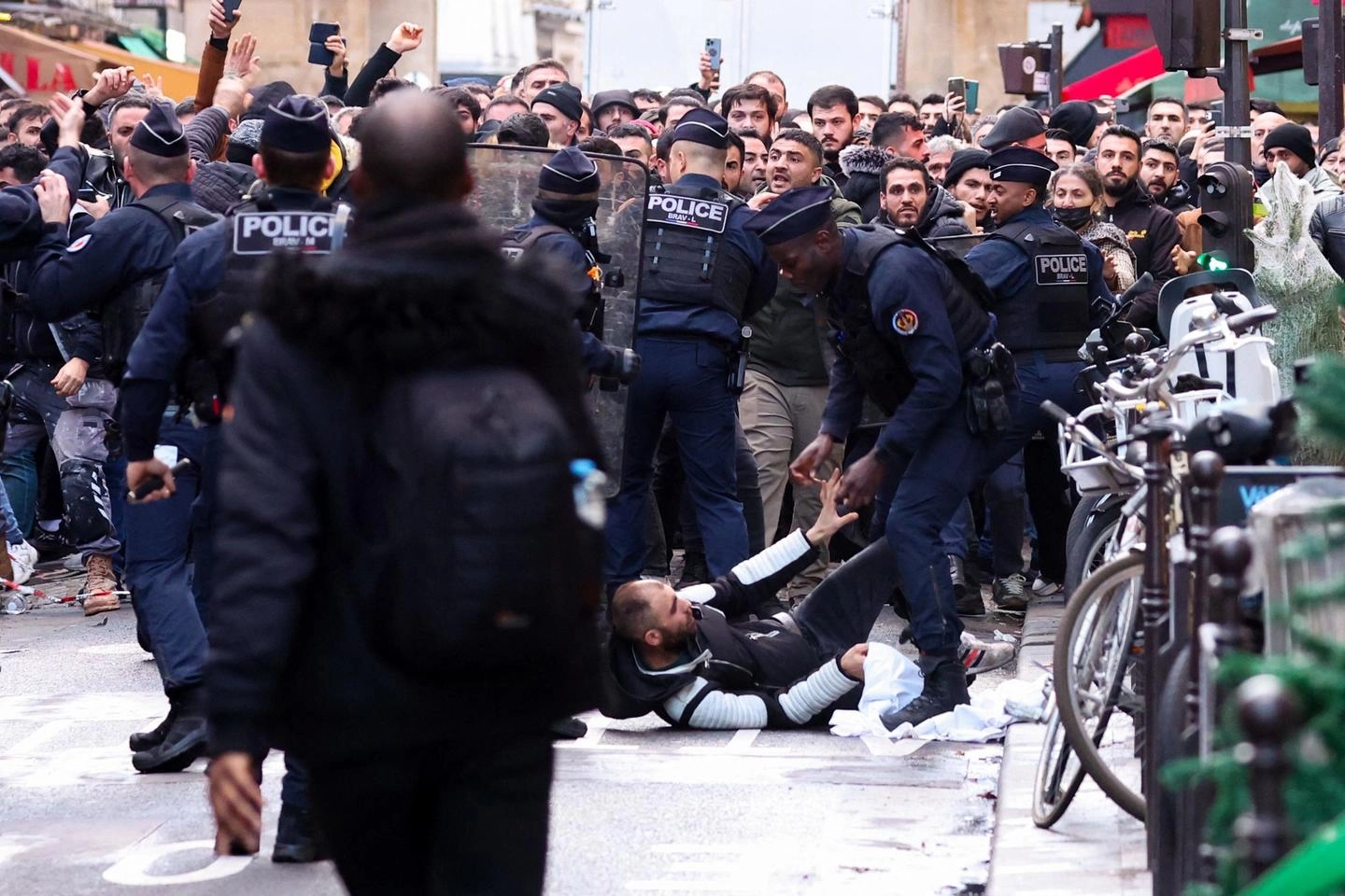 Proteste e scontri a Parigi (Ansa)