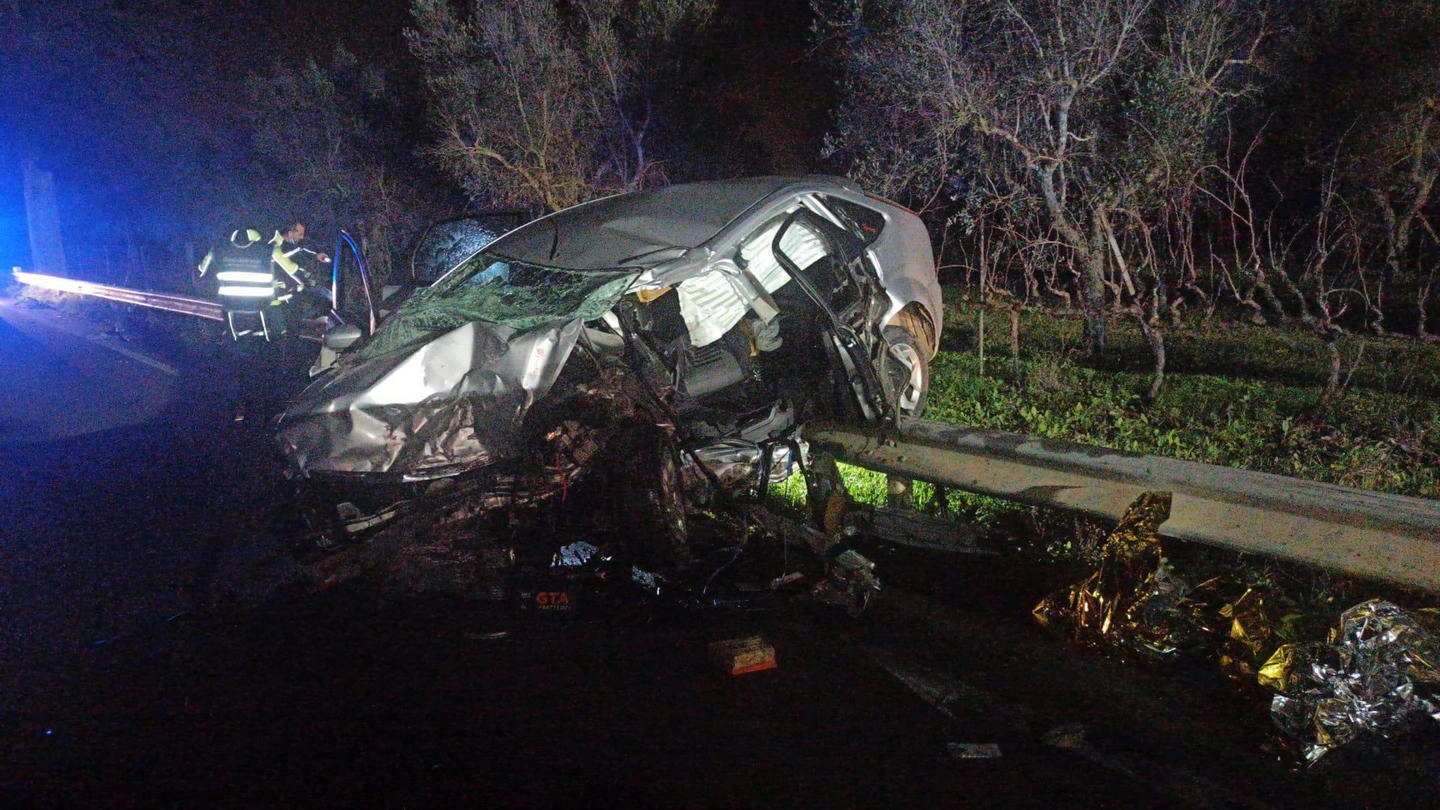 Incidente del Brindisino, una delle tre auto distrutta (Ansa)