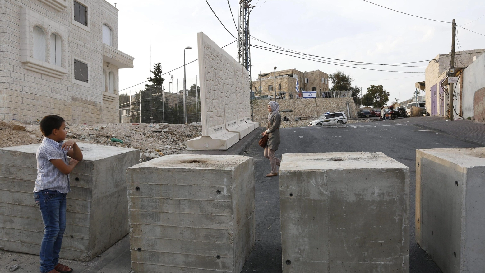 Il nuovo muro eretto a Gerusalemme est (Ansa/ Abir Sultan)