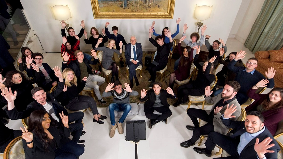 Il presidente Mattarella circondato da youtuber e star del web
