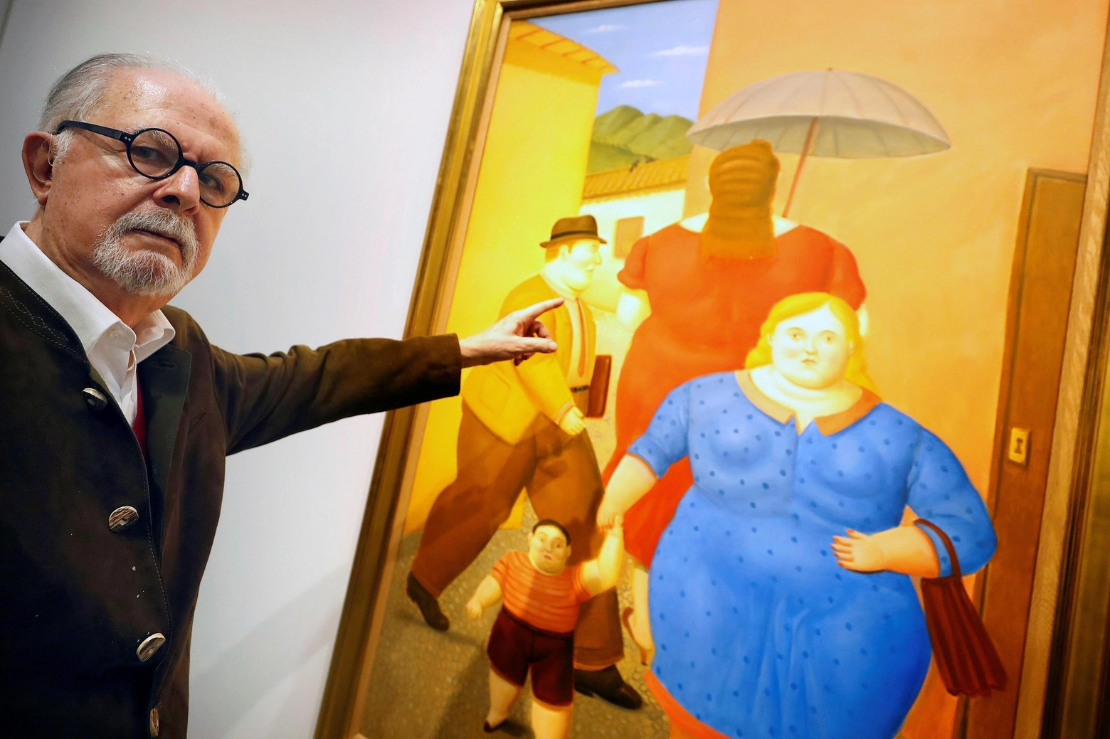epa07387317 Colombian artist Fernando Botero poses for the photographer next to one of his works during an interview in Madrid, Spain, 21 February 2019 (issued on 22 February 2019). Botero, World's most valued Latin American artist, is to exhibit in Madrid after more than 20 years.  EPA/JAVIER LIZON