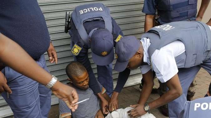 Sudafrica: scontri tra migranti e agenti