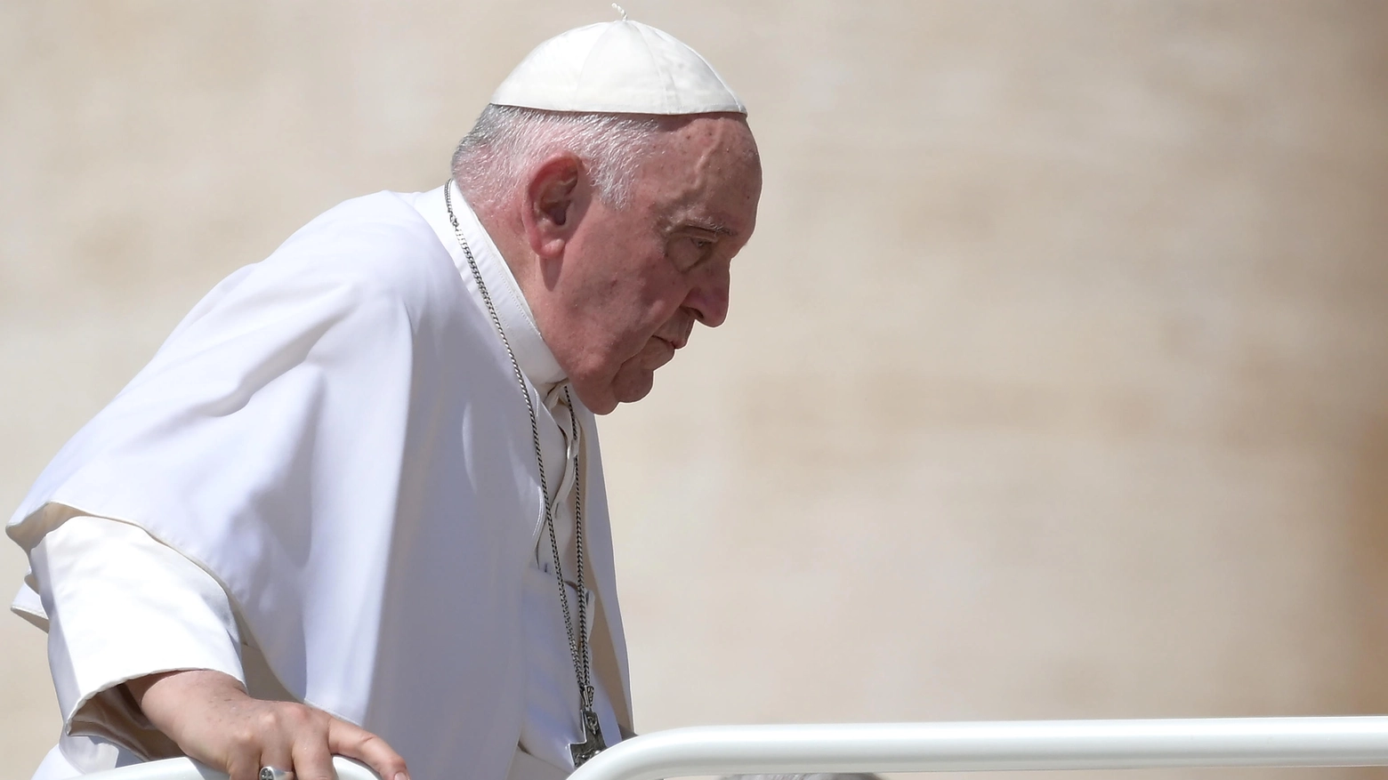 Il chirurgo Corcione spiega in cosa consiste l’intervento del Papa. “La convalescenza sarà lunga”
