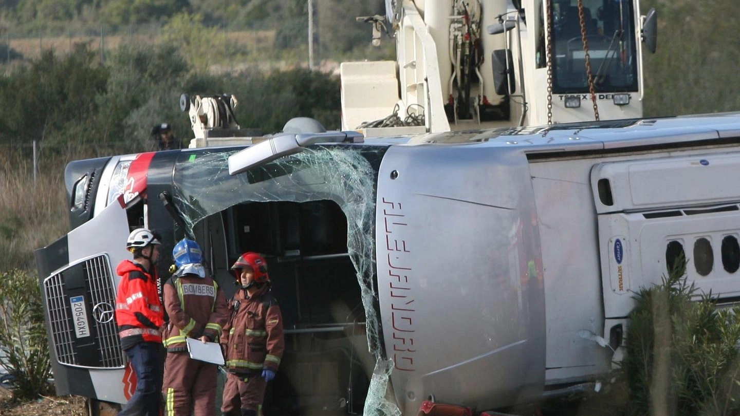 Incidente in Spagna, il bus dopo lo schianto (Ansa)