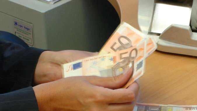 Euro in rialzo, torna sopra 1,20 dlr