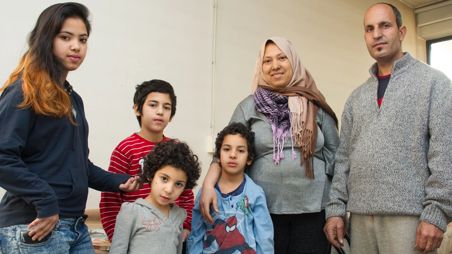 I coniugi Salha, in Italia  da 13 anni, con i quattro figli nella sede della Croce Rossa: «Abbiamo perso tutto»
