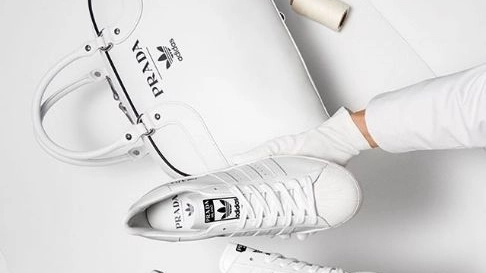 La borsa e le sneakers Prada for Adidas (Instagram)