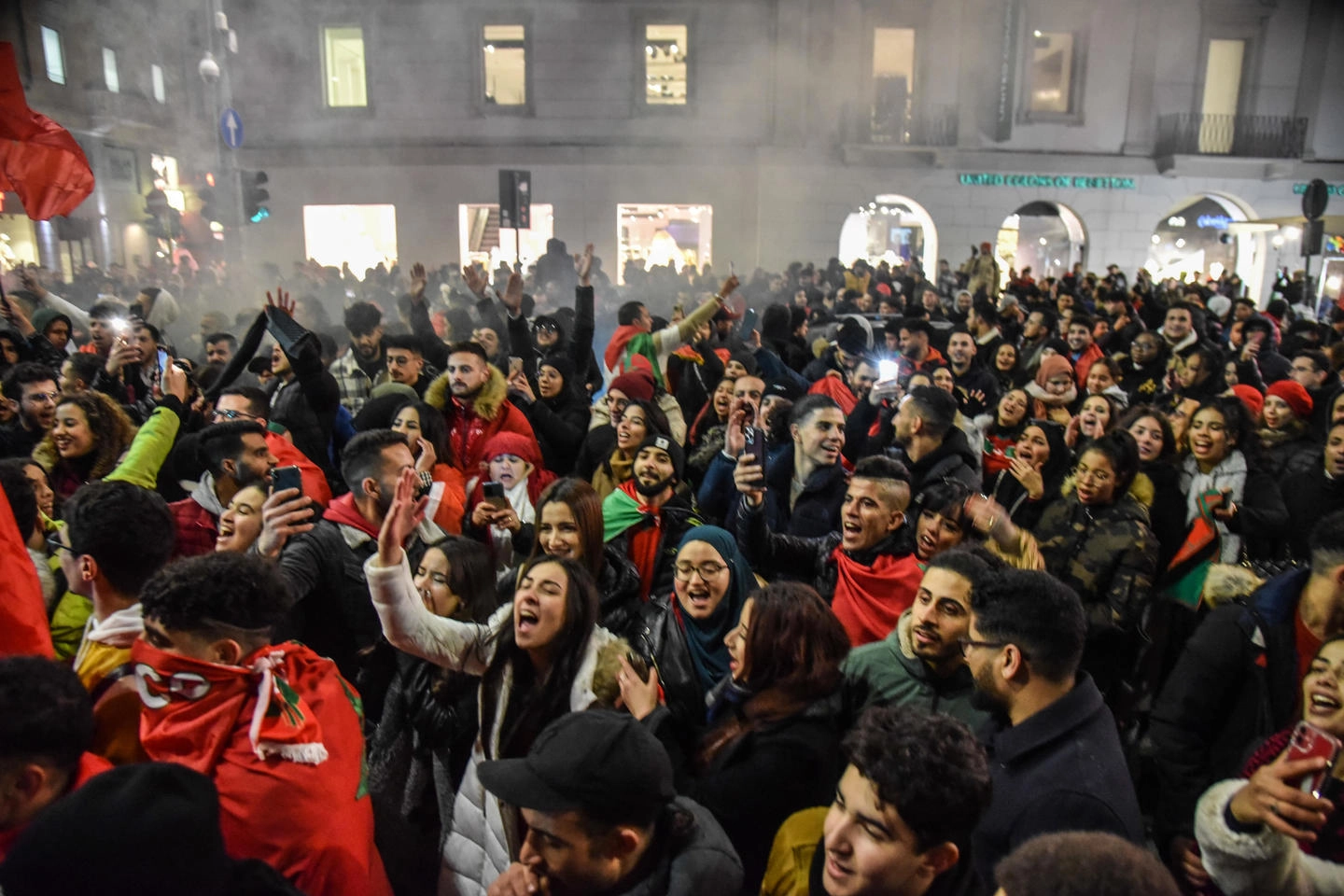 La festa dei tifosi marocchini a Milano dopo i quarti di finale