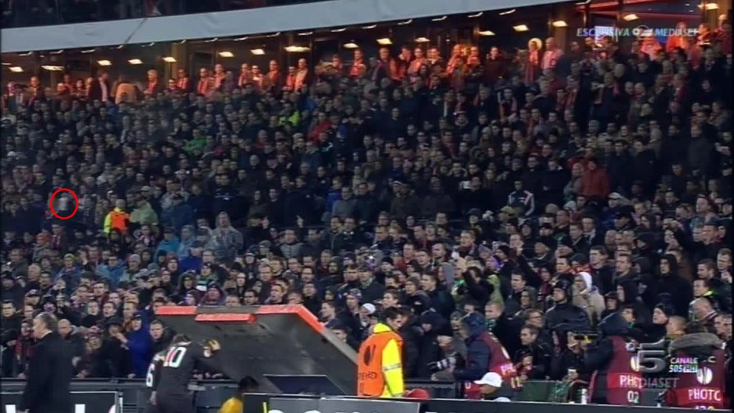 Il lancio di oggetti dei tifosi del Feyenoord (Ansa)