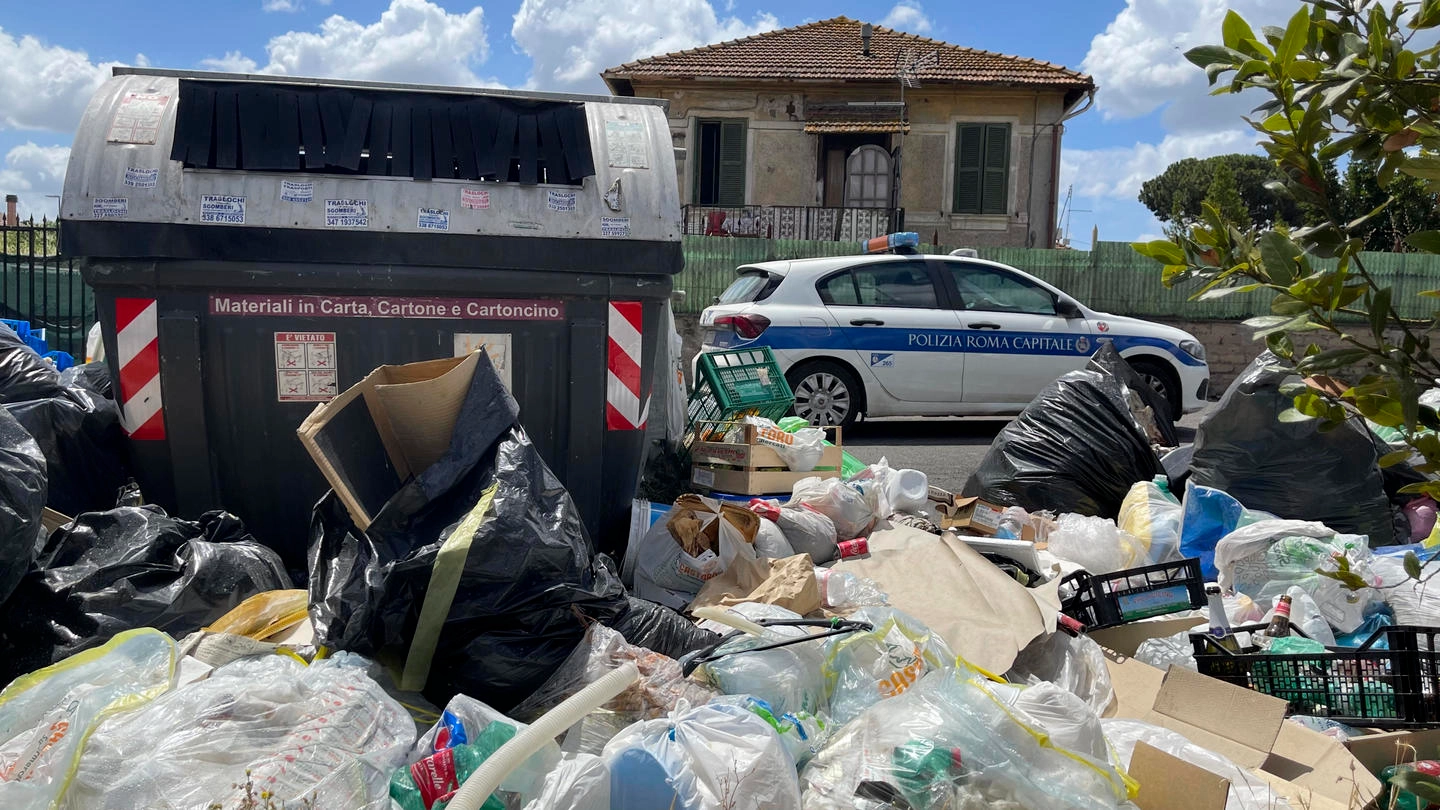 Cumuli di rifiuti nei quartieri romani Pigneto e Torpignattara 