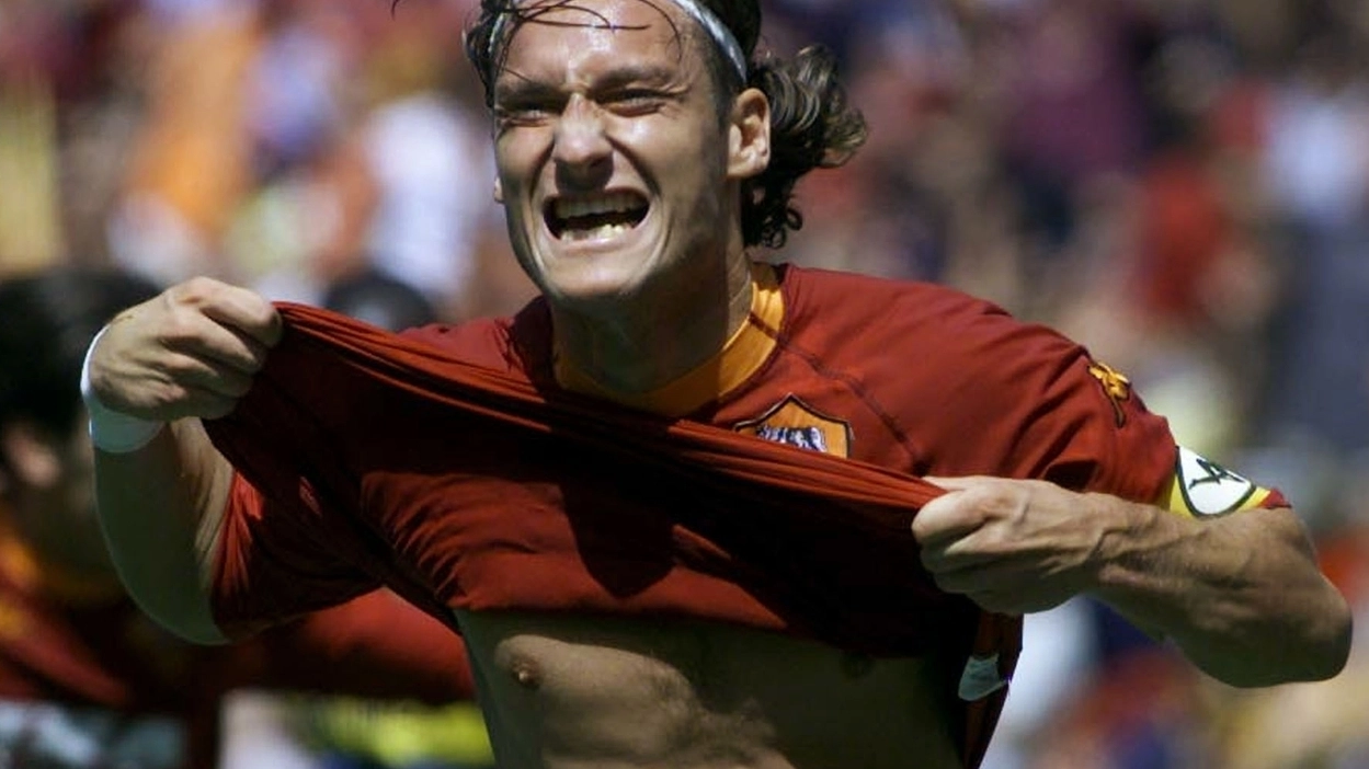 Totti addio: segna e conquista lo scudetto con la Roma proprio il 17 giugno 2001 (Ansa)