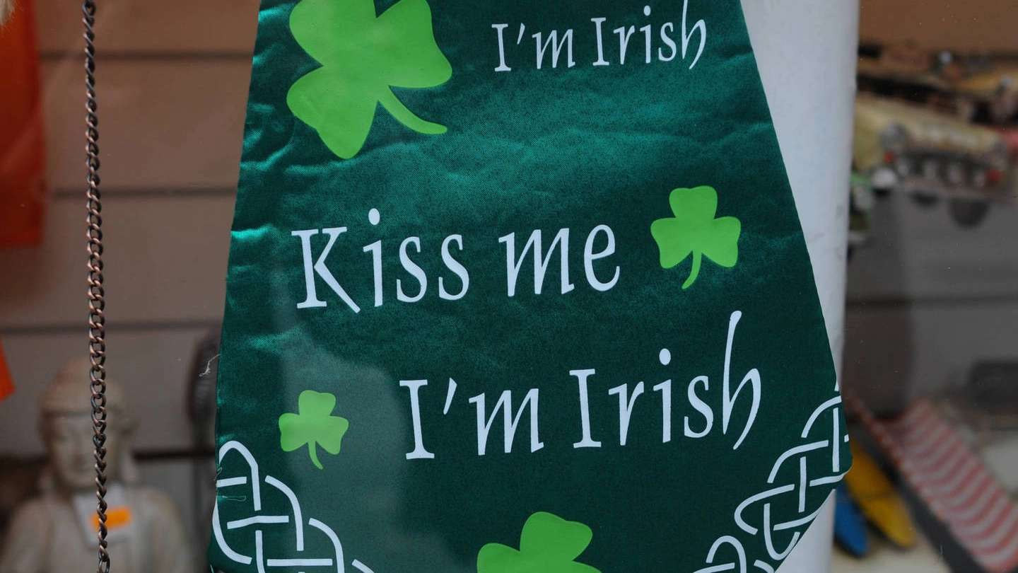 Baciami, sono irlandese: la cravatta per festeggiare Saint Patrick (Olycom)