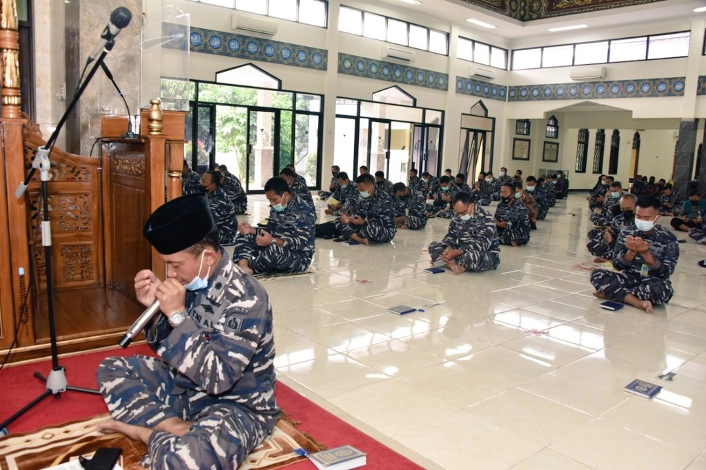 Indonesia, sottomarino scomparso: la preghiera dei marinai (Indonesian Navy)