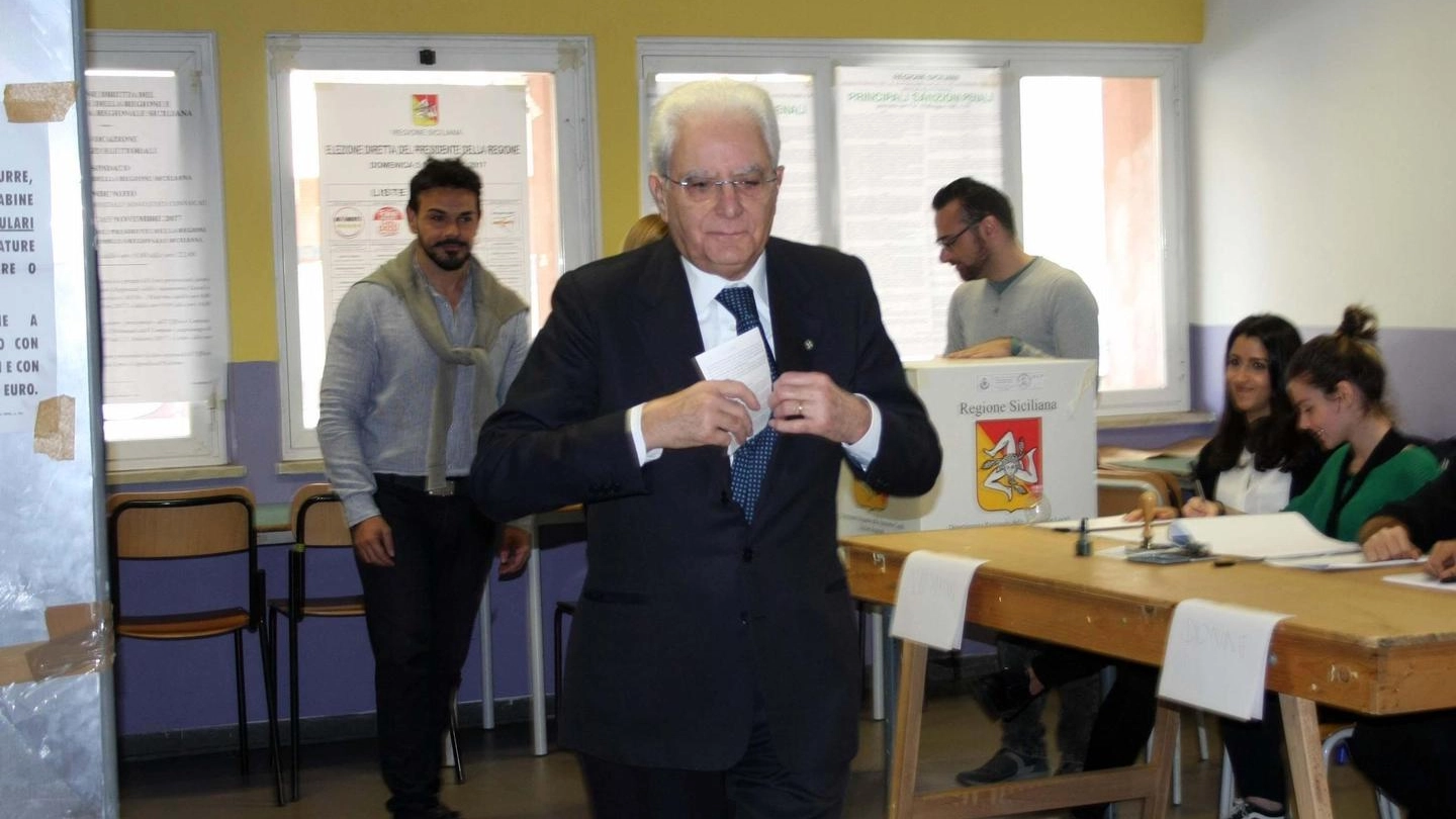 Elezioni in Sicilia, il presidente Mattarella al voto (Ansa)