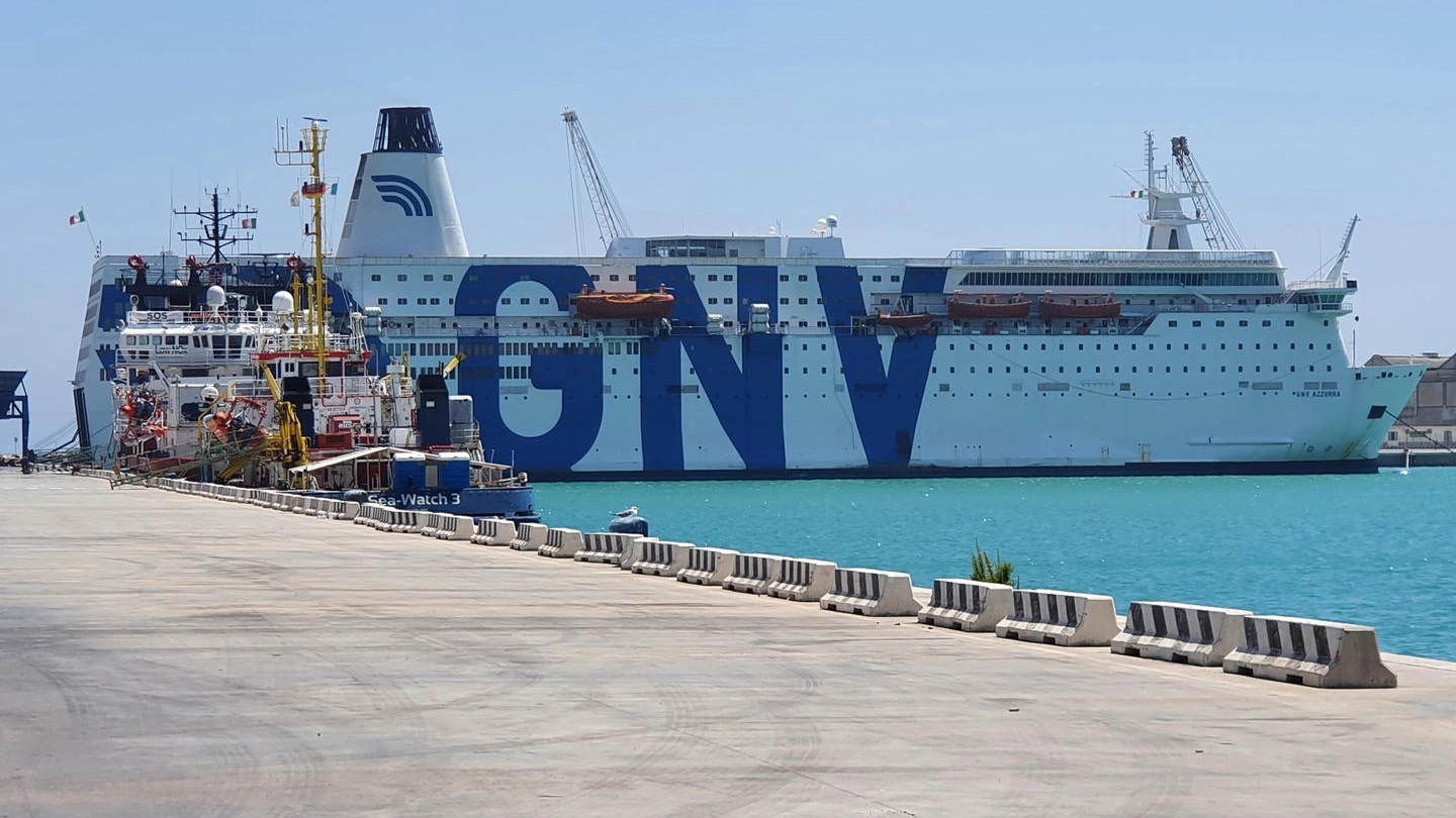 Porto Empedocle, la nave GNV Azzurra per la quarantena dei migranti (Ansa)