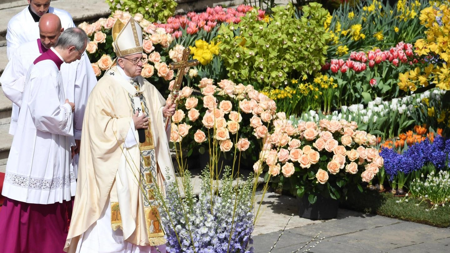 Papa Francesco durante la messa di Pasqua (Ansa)