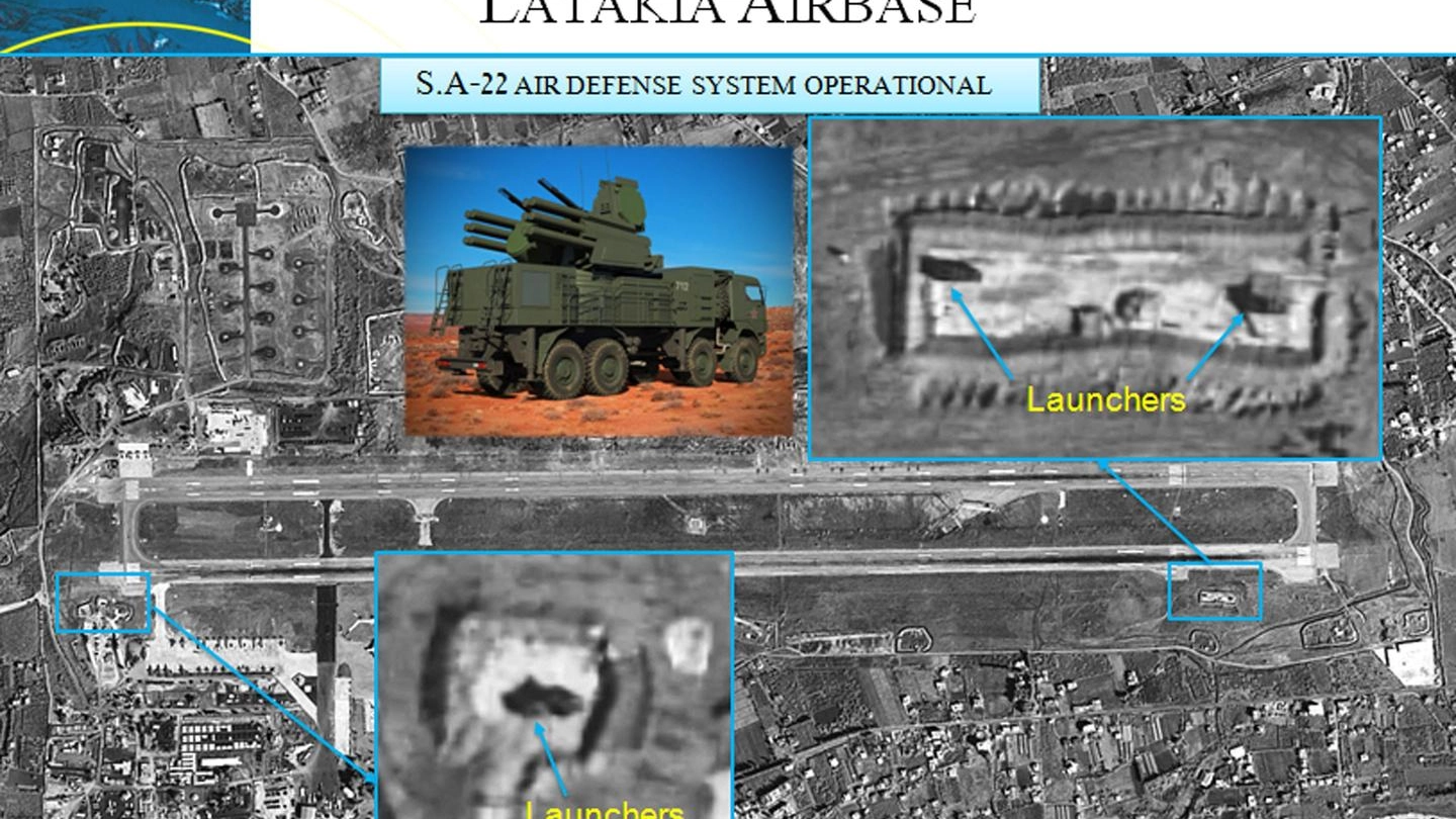 Foto satellitare che mostraaerei e batterie missilistiche russe a Latakia (Ansa)