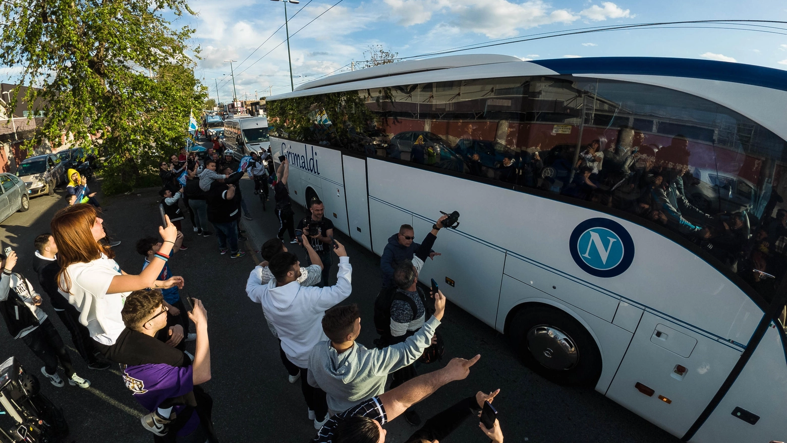 Tifosi dell’Napoli salutano autobus della SSC Napoli in partenza per Udine