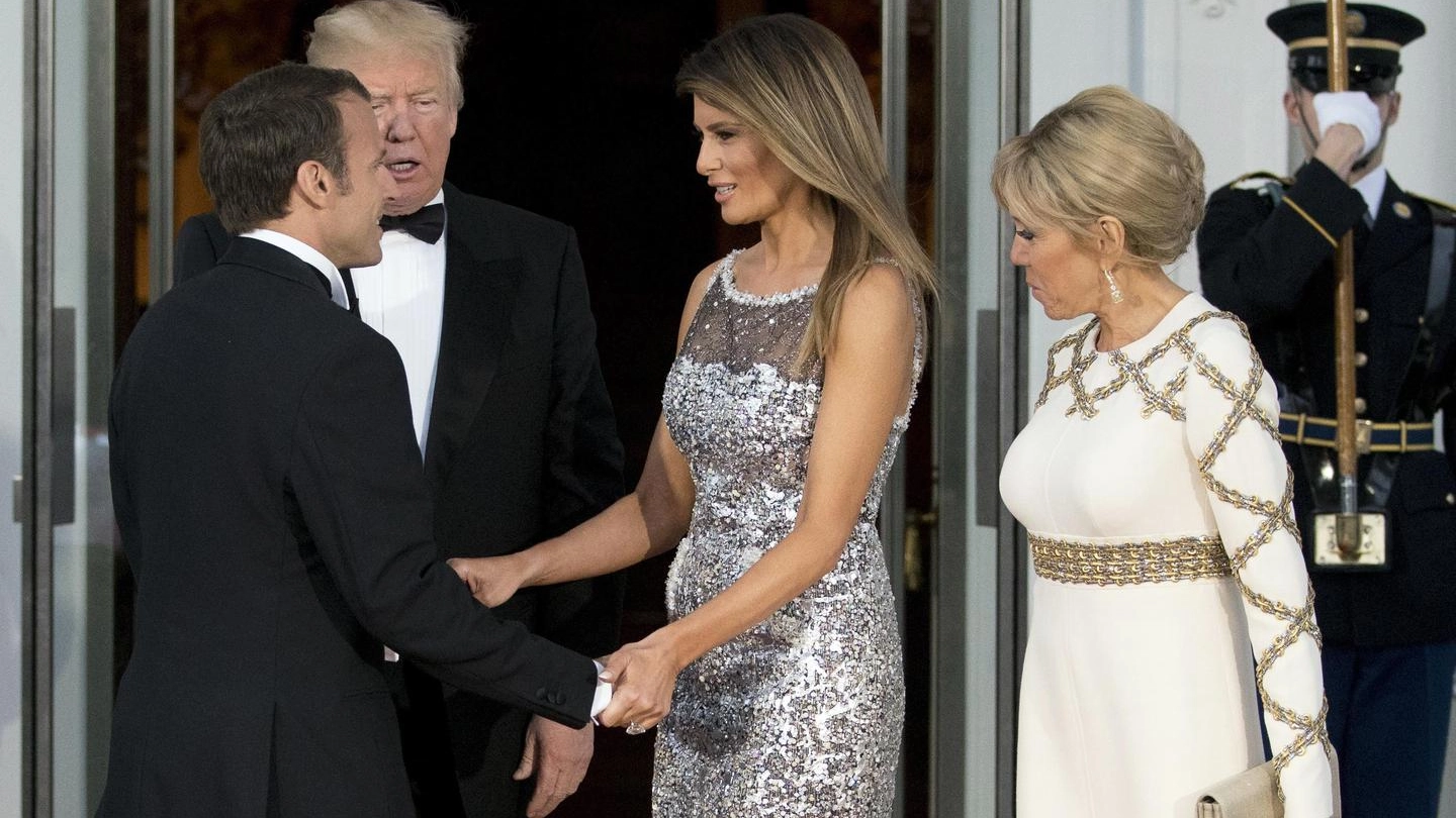 Emmanuel e Brigitte Macron alla Casa Bianca da Donald e Melania Trump (Ansa)