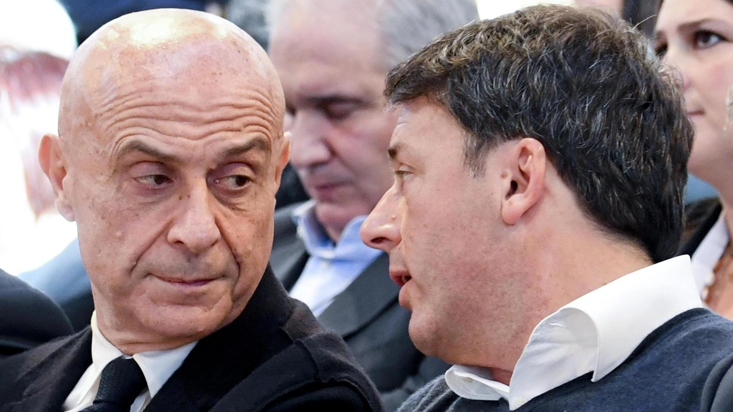Il ministro dell'Interno Marco Minniti con il segretario Pd Matteo Renzi (Ansa)