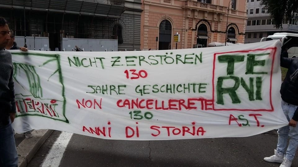 Operai delle acciaierie di Terni manifestano a Roma sotto alla sede dell'ambasciata di Germania