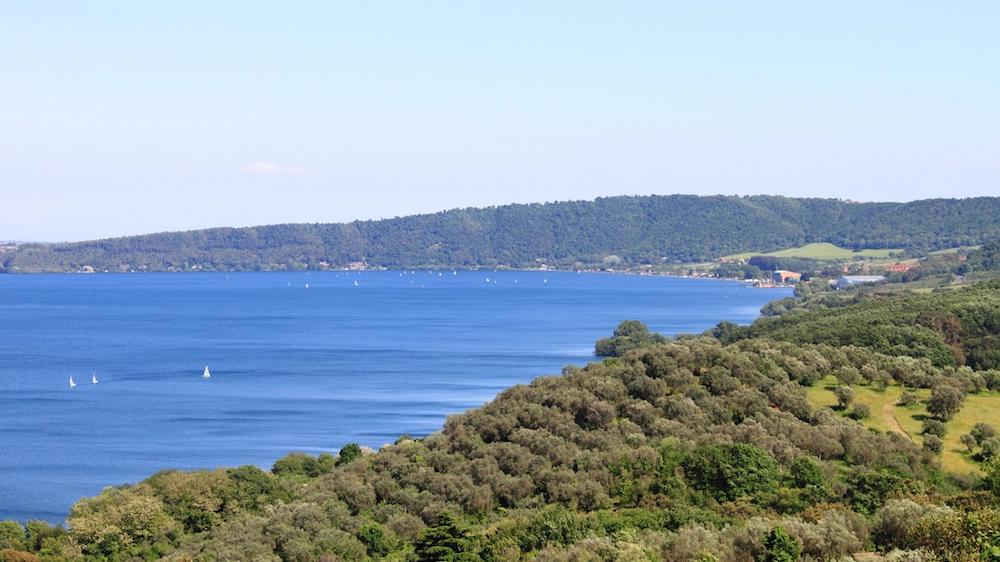 Uno scorcio del Lago di Bracciano e la natura che lo circonda