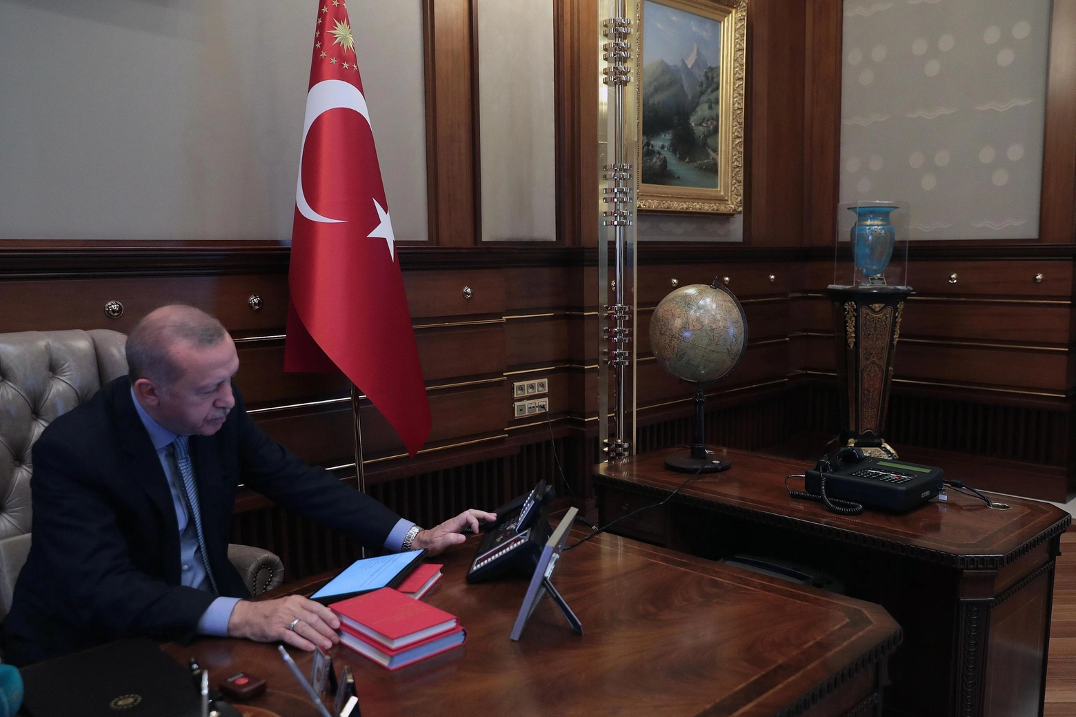 Erdogan parla col ministro della Difesa per dare il via all'operazione in Siria (Ansa)