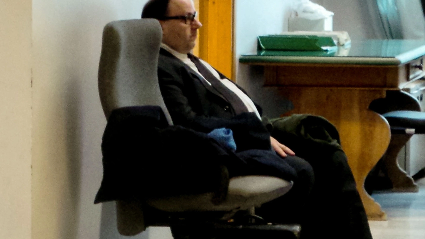 Il professor  Stefano Parmigiani mentre attende di essere interrogato dal gip Diana Brusacà