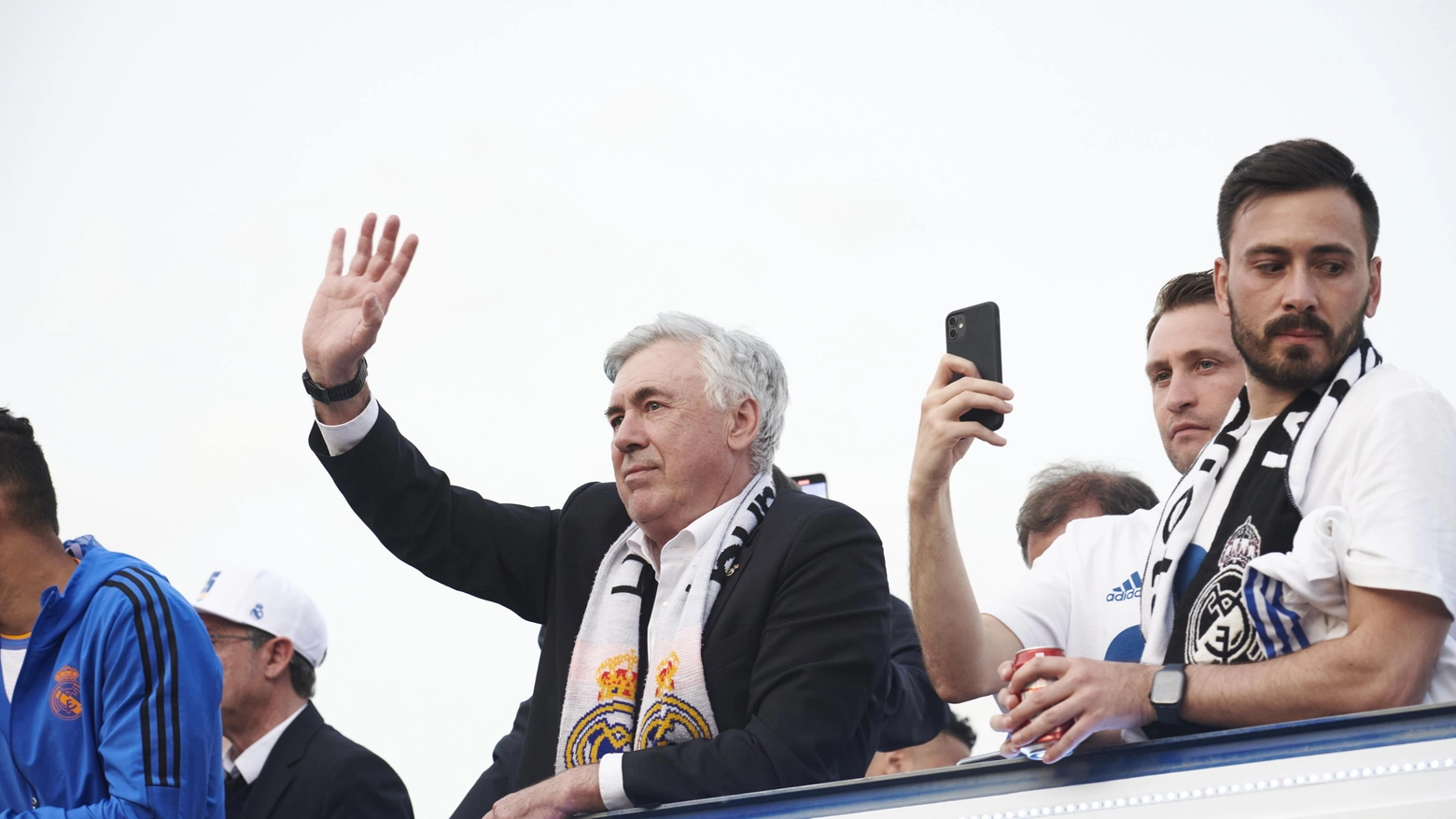 Carlo Ancelotti durante i festeggiamenti per la vittoria della Liga