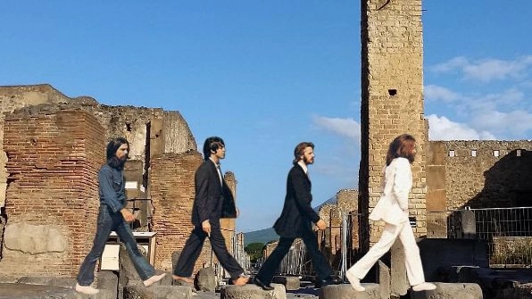 I Beatles attraversano un'Abbey Road pompeiana