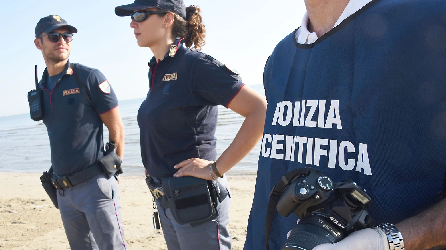 Polizia scientifica, ossa umane ritrovate sulla spiaggia (immagini d'archivio)