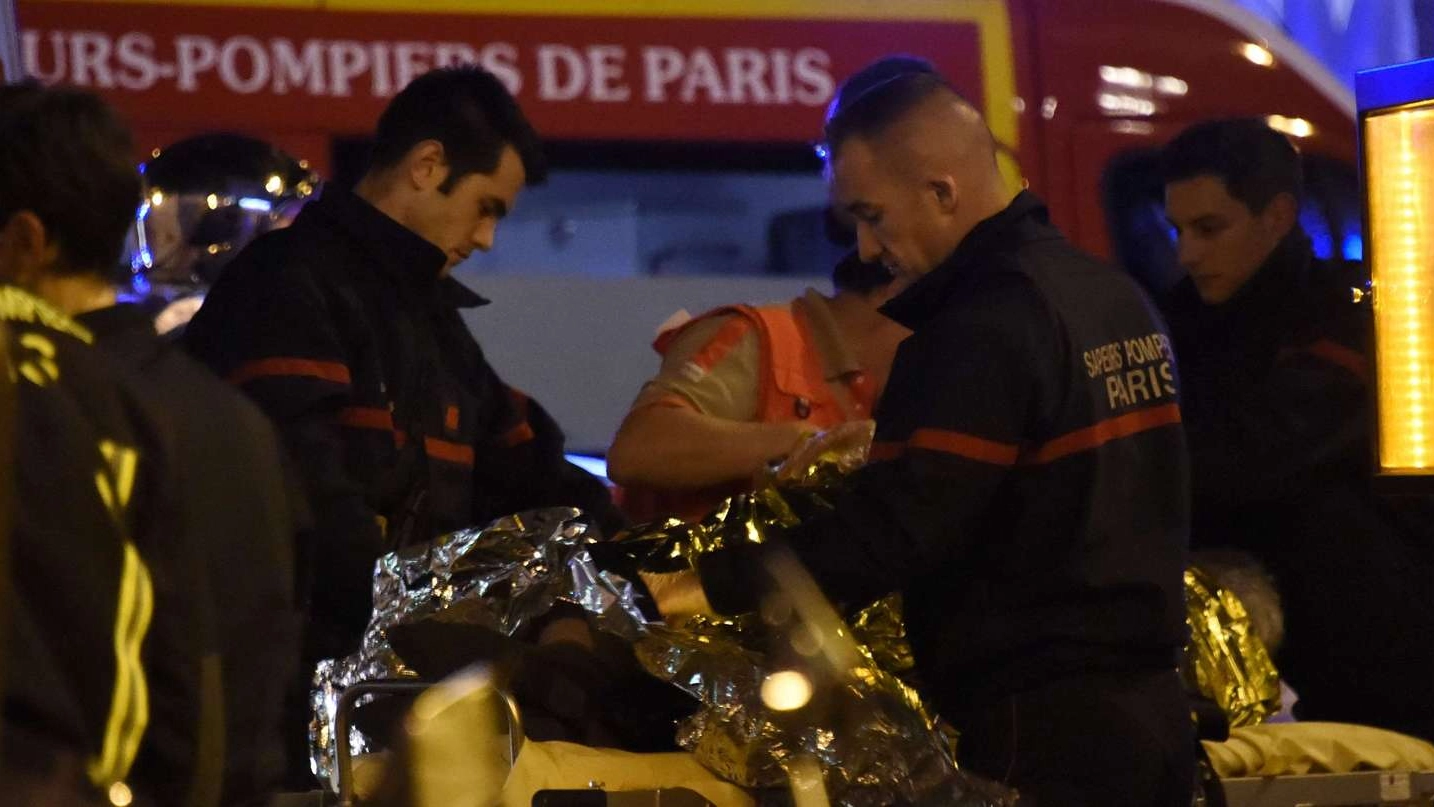 Parigi, soccorsi ai feriti al teatro Bataclan (foto Afp)
