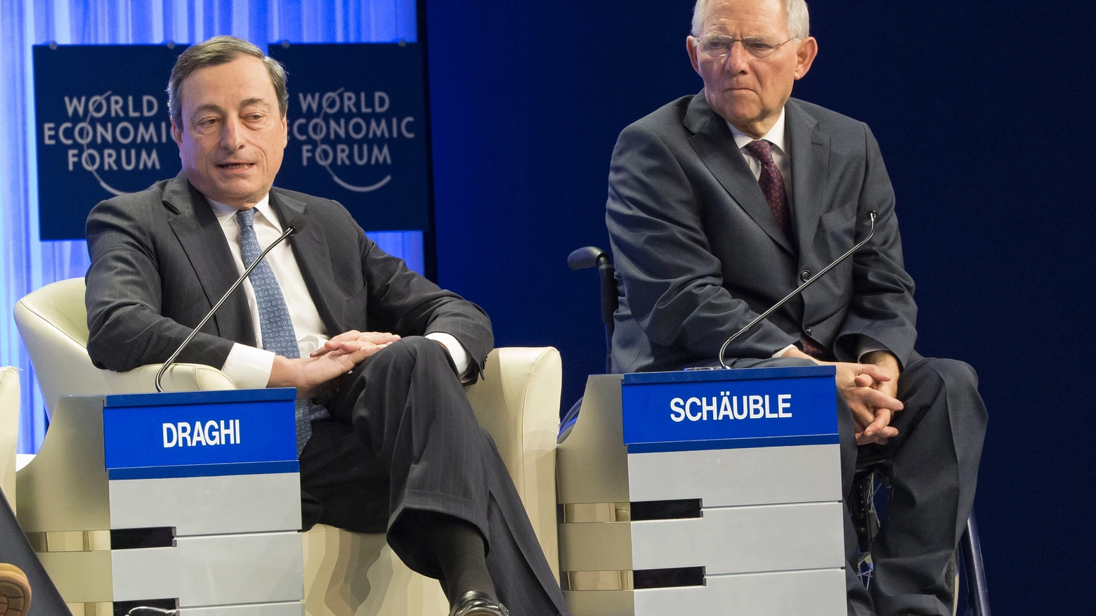 Il presidente Bce Mario Draghi e il ministro delle Finanze tedesco Wolfgang Schaeuble (Foto Ap)