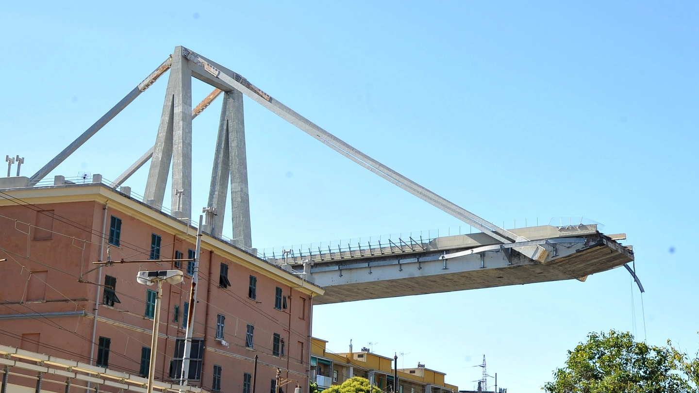 Il ponte Morandi di Genova dopo il crollo (Foto Newpresse)