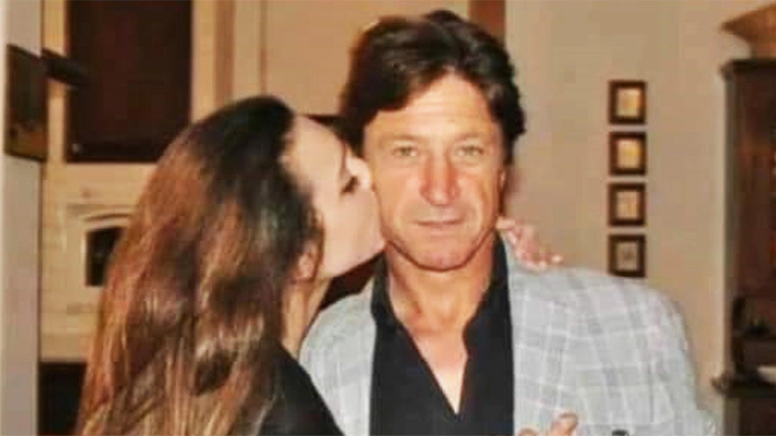 Maurizio Cerrato abbracciato dalla figlia: l'uomo fu ucciso per un parcheggio nel 2021 a Torre Annunziata