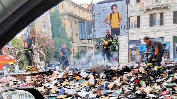 Distrutta dalle fiamme la "bancarella del Professore" a Roma