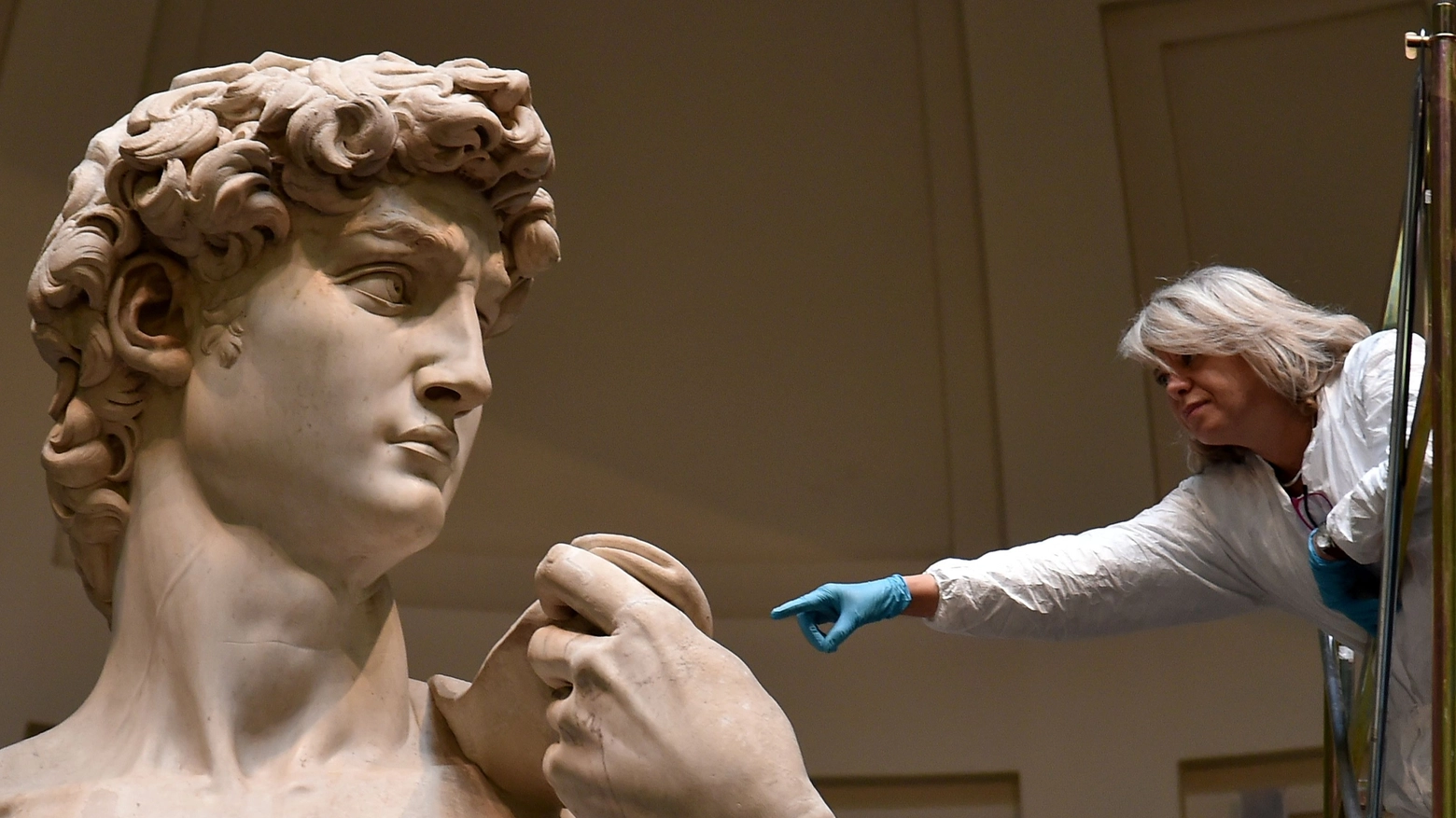 La restauratrice Paola Rosa si prende cura del David di Michelangelo (foto Afp)