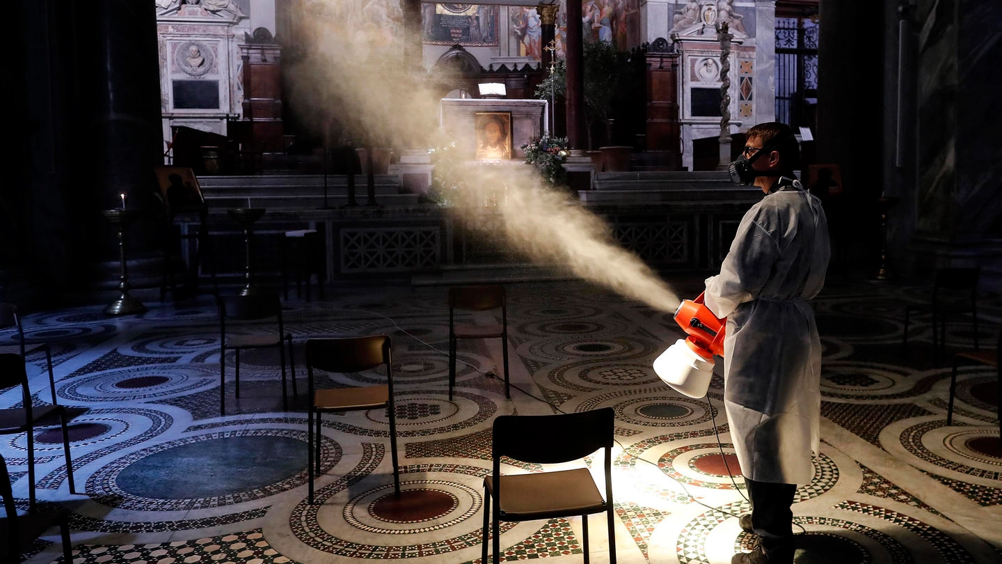 Coronavirus, sanificazione nella basilica di Santa Maria in Trastevere (Ansa)