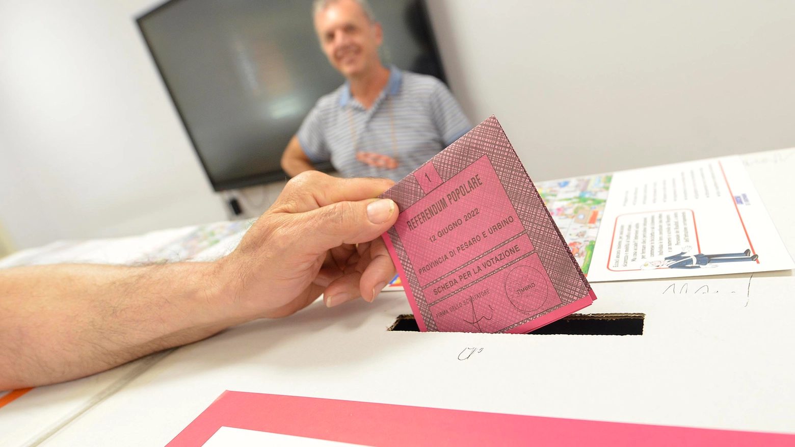 Una scheda nell'urna durante un referendum, foto generica