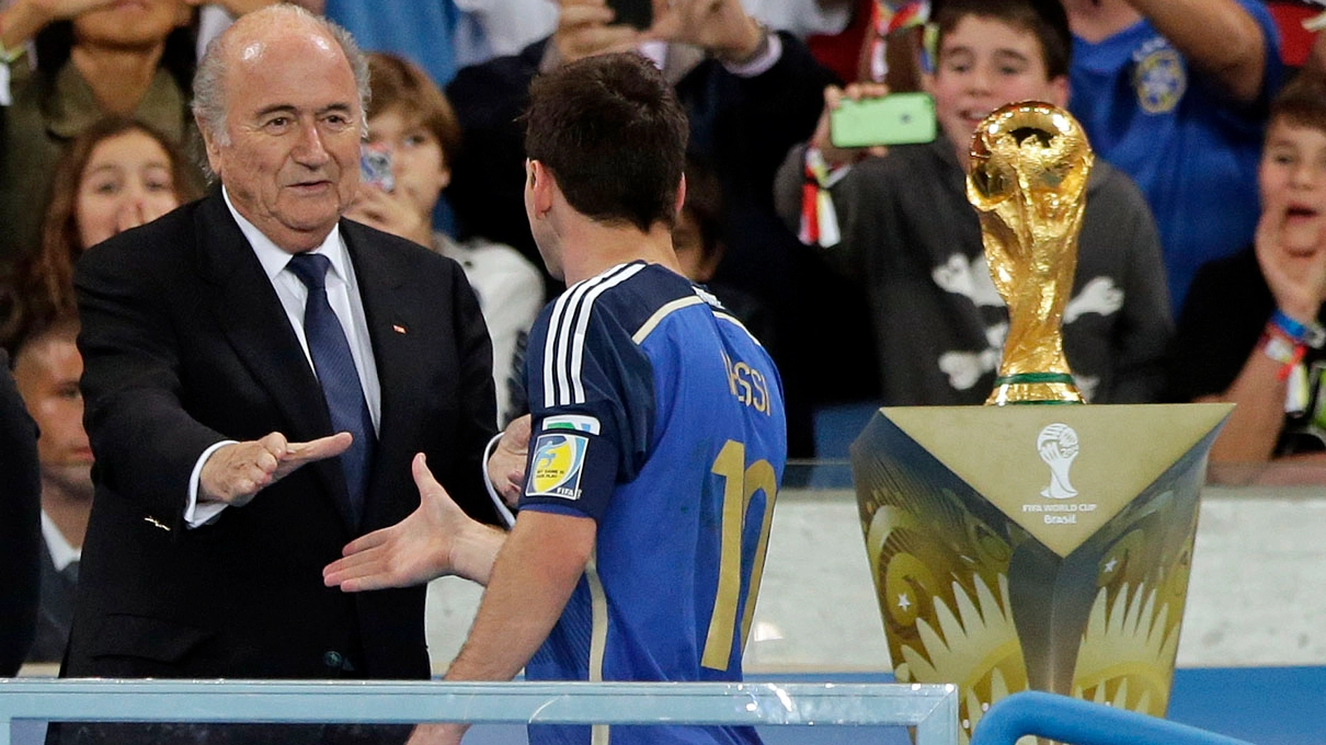 La stretta di mano a fine partita tra Messi e Blatter (Ap)