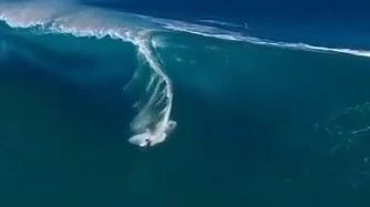 Il surfista italiano e l'onda che lo sta per travolgere (Instagram)