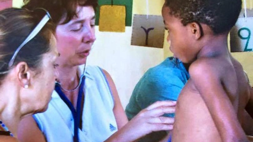 Il medico italiano Rita Fossaceca durante una della sue tante missioni in Africa (Ansa)