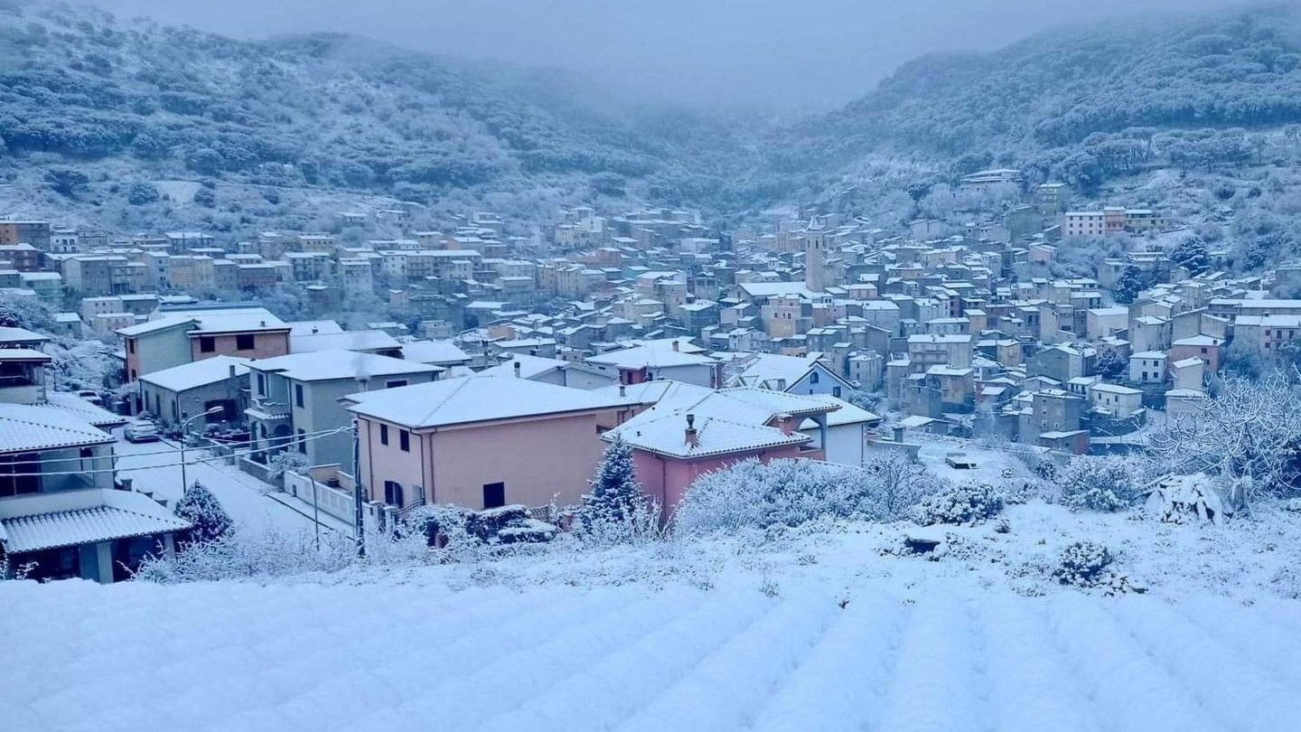 Neve in Sardegna: Bitti imbiancata (Ansa)