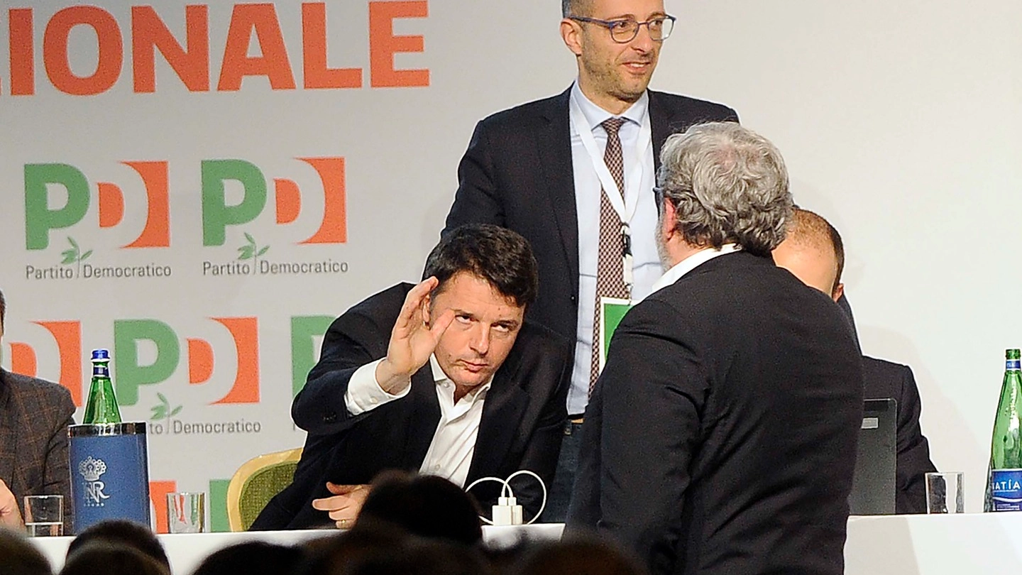 Il saluto tra Matteo Renzi e Michele Emiliano (Lapresse)