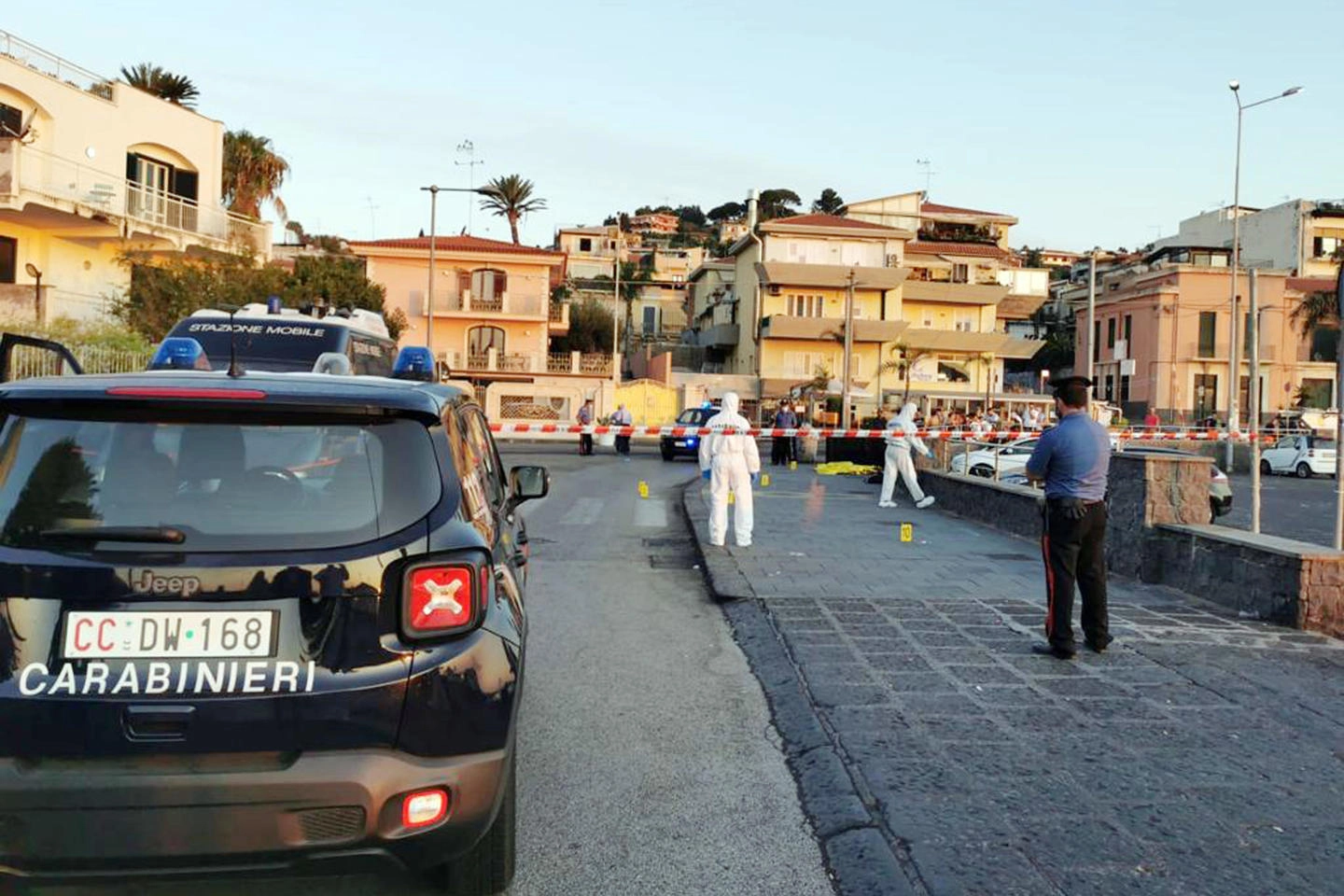 I carabinieri al lavoro dopo l'omicidio di Vanessa Zappalà (Ansa)