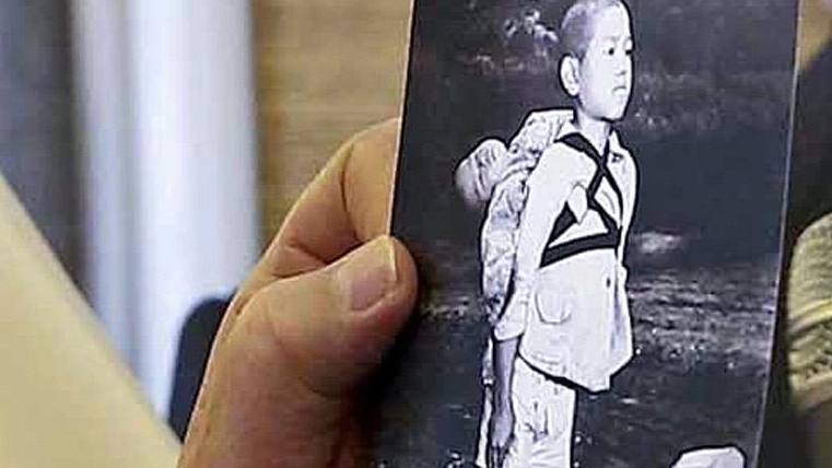 Il Papa regala foto di Nagasaki: "Mi ha commosso" (foto Ansa)